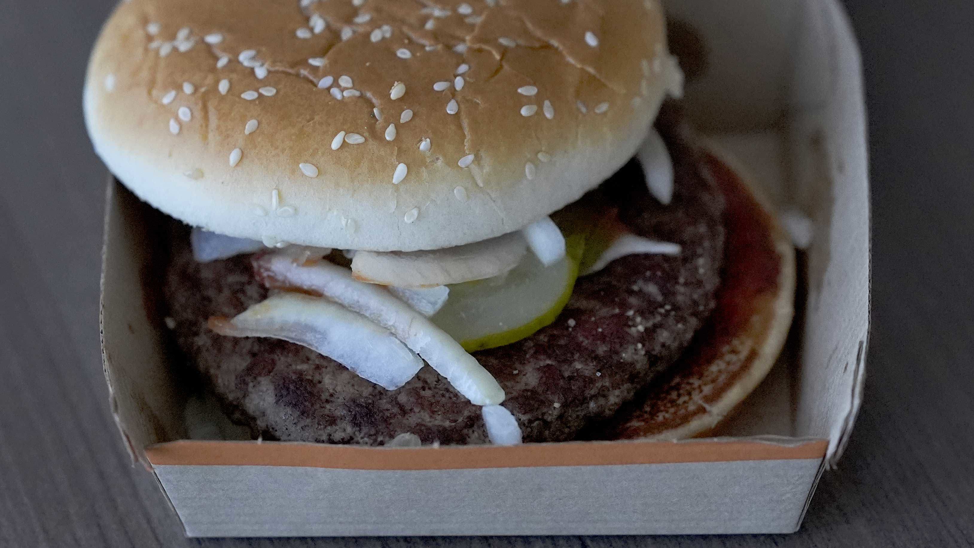 Un sándwich Quarter Pounder de McDonald's comprado el miércoles 23 de octubre de 2024 en Chicago.