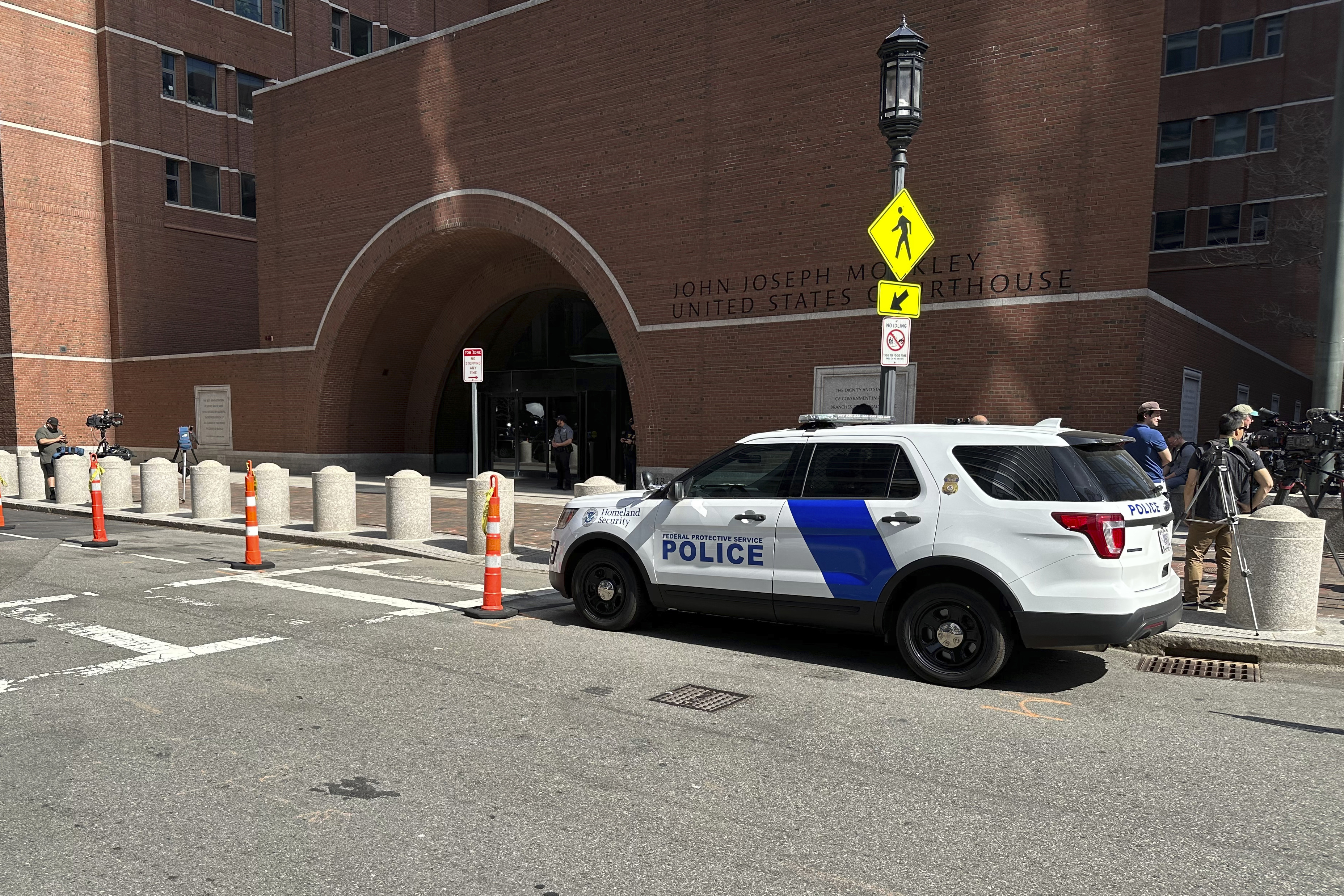 Un vehículo de la policía federal está estacionado frente al Tribunal de Distrito de EE. UU. en Boston, Massachusetts, el viernes 14 de abril de 2023 cuando el miembro de la Guardia Nacional Aérea de Massachusetts, Jack Teixeira, se presenta a una audiencia inicial luego de ser acusado de filtrar documentos militares altamente clasificados. 