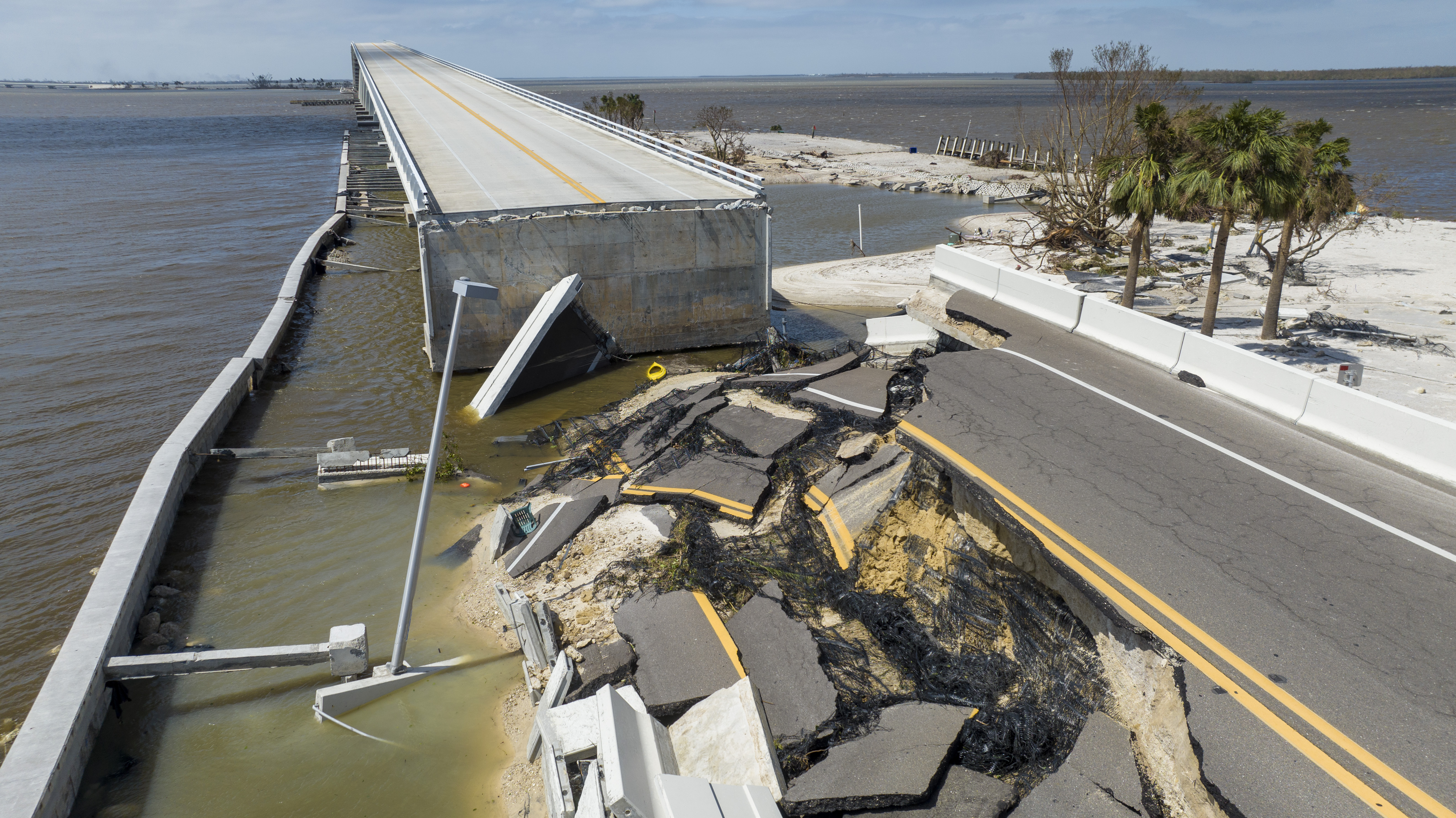 Una sección de Sanibel Causeway se perdió debido a los efectos del huracán Ian el jueves 29 de septiembre de 2022 en Fort Meyers, Florida