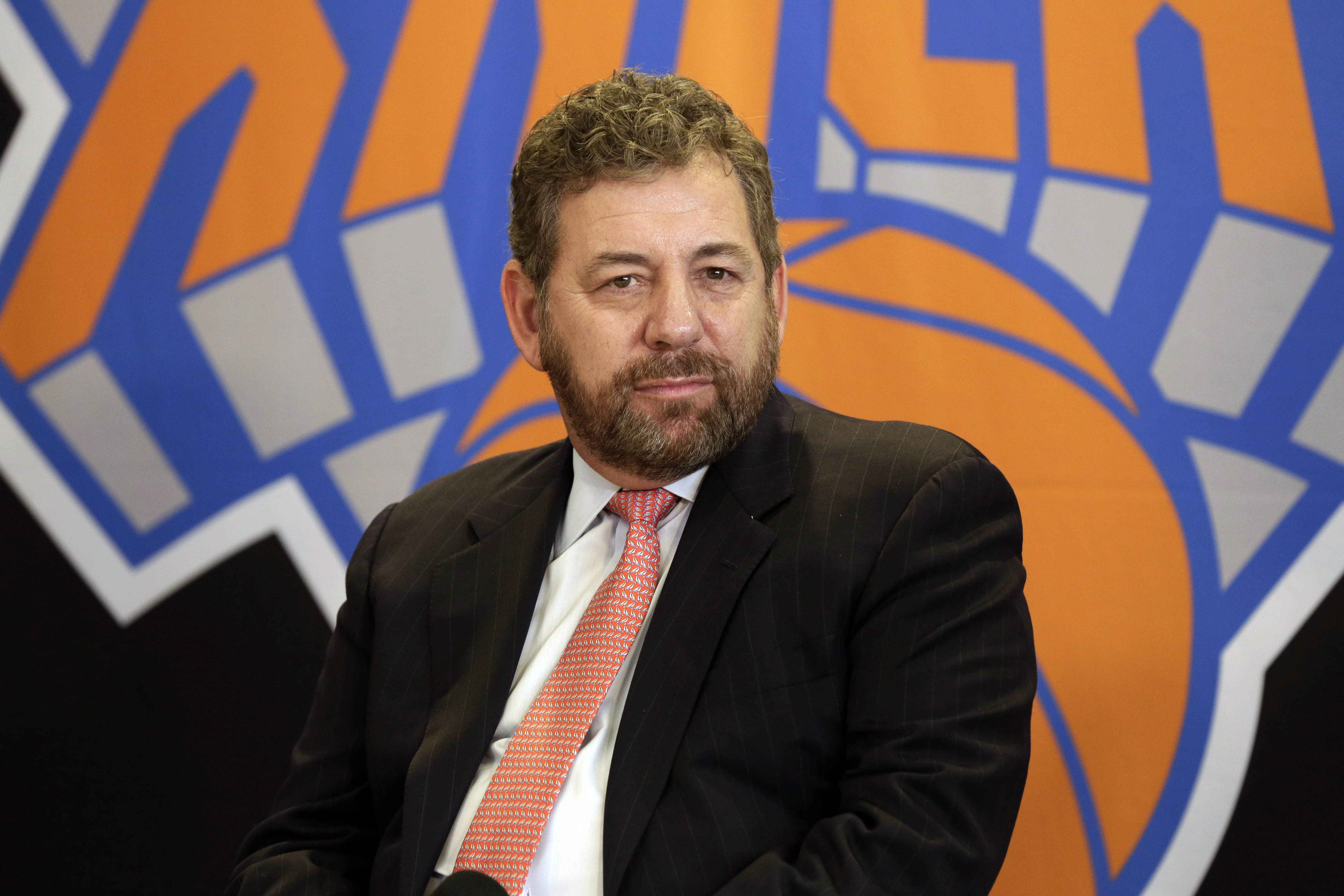 Dueño de los New York Knicks acusado de agresión sexual y de orquestar reunión con Weinstein