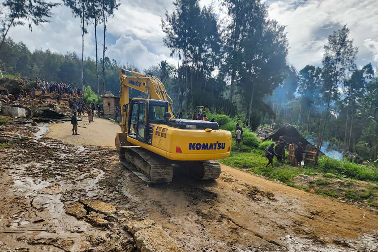 As many as 2000 people are feared to have been buried by last week's massive landslide in Papua New Guinea, according to the country's National Disaster Centre, as rescuers scramble to find any survivors in the remote region.