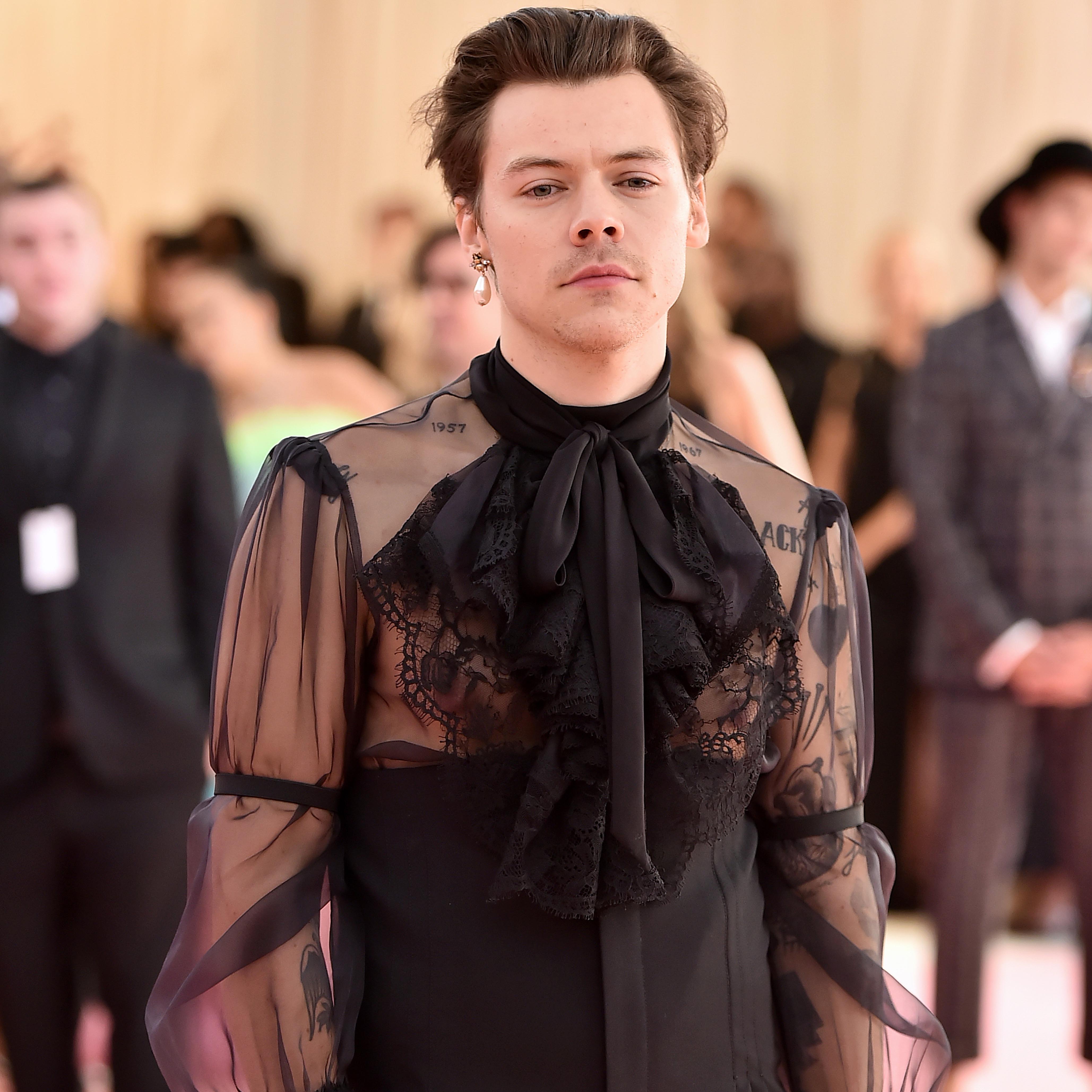 Harry Styles Talks About Wearing Womens Clothes As First Solo Male Vogue Cover Star Celebrity News Breaking News Today