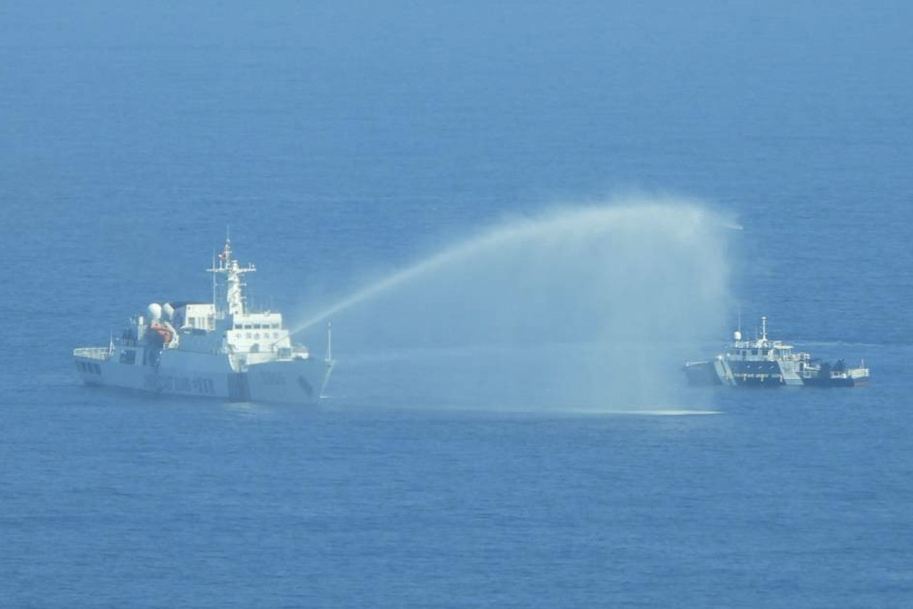 La guardia costera china ataca a los barcos de su vecino con cañones de agua