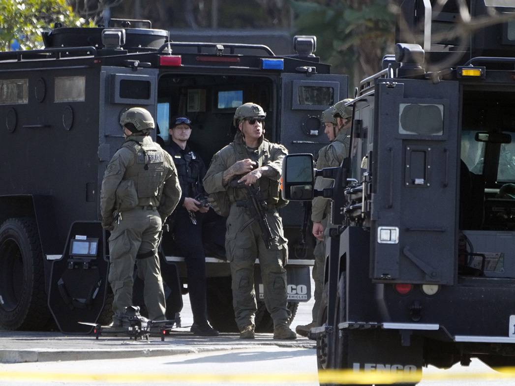 El personal SWAT rodea una camioneta, en Torrance, California, el domingo 22 de enero de 2023. Se produjo un tiroteo masivo en un club de baile después de la celebración del Año Nuevo Lunar, lo que desencadenó una persecución del sospechoso.