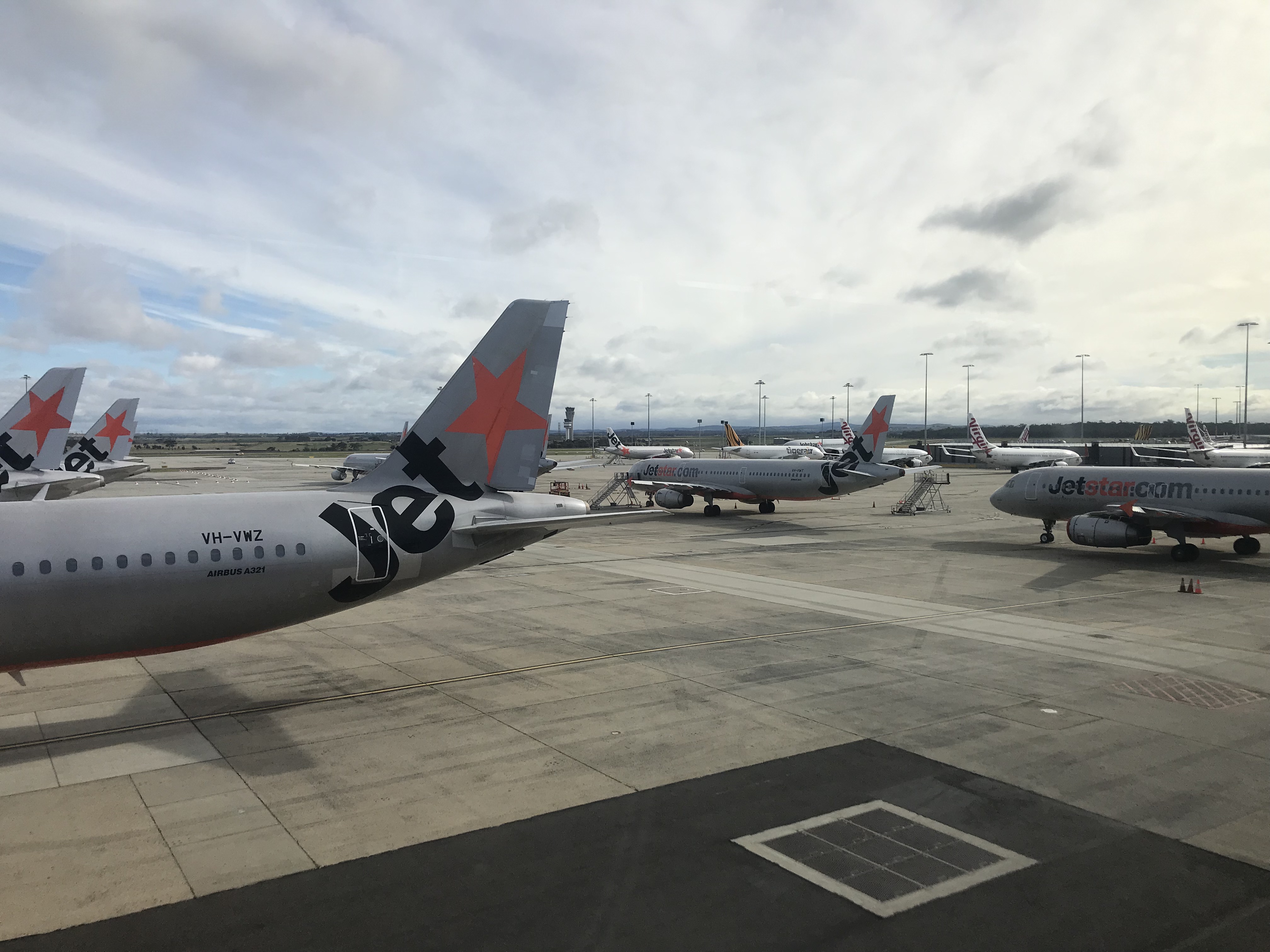 Josh Dye photos of Jetstar and Virgin Australia flights from Sydney to Melbourne and back. Experience in airports and on board during new hygiene policies after COVID-19 outbreak Tue, 16. June 2020